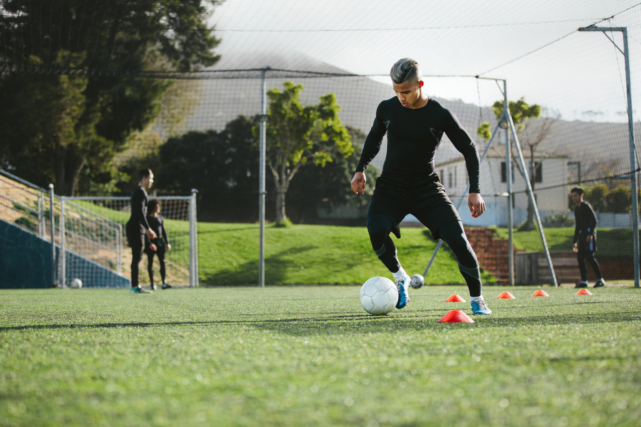 Football player practice dribbling on field syndrome des loges